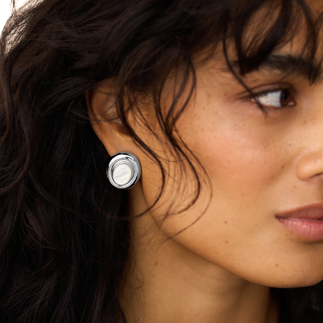 Aretes Lisa con Perla | Oro Blanco