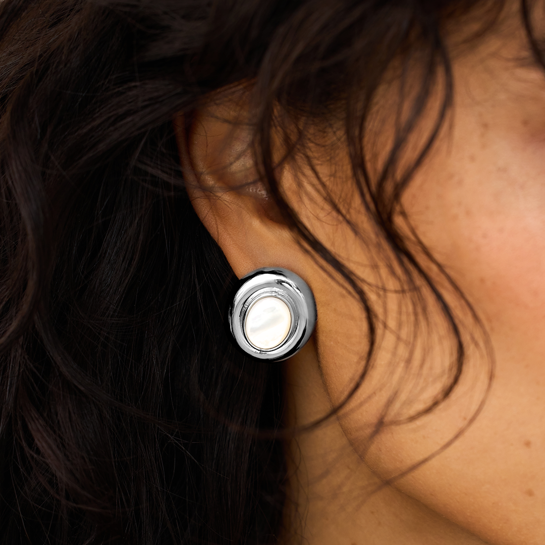 Aretes Lisa con Perla | Oro Blanco