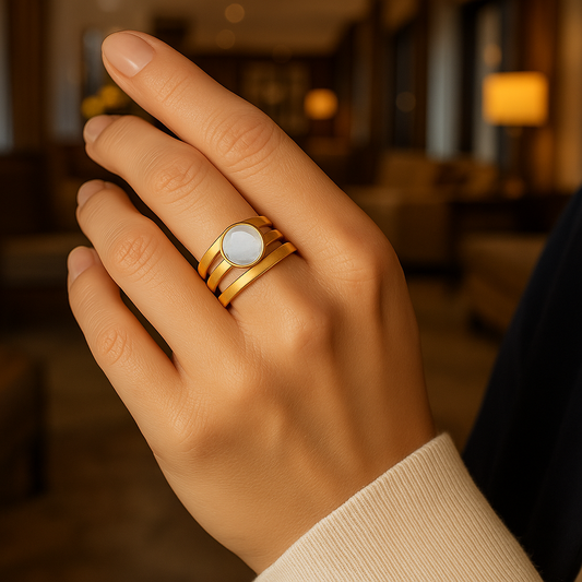 Anillo Vintage de Oro con Piedra Lunar Incrustada