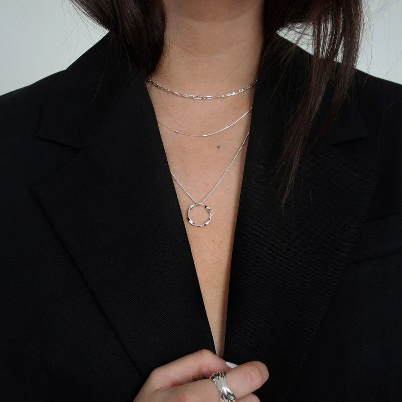 Collar Círculo Abierto de Tres Filas | Oro Blanco