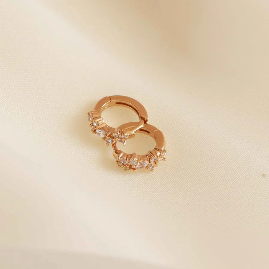 Aros Huggies con Racimo de Cristales | Oro Blanco