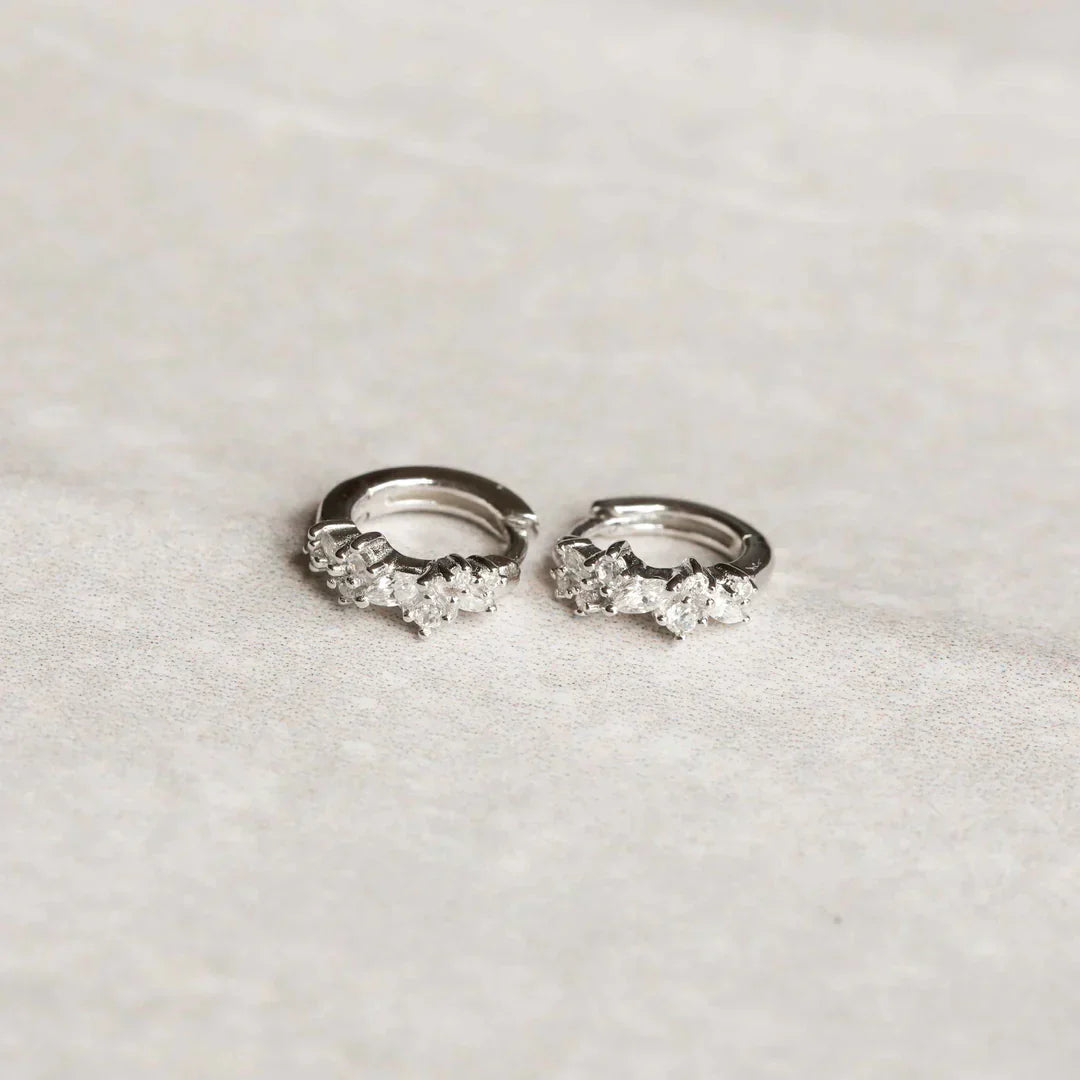 Aros Huggies con Racimo de Cristales | Oro Blanco