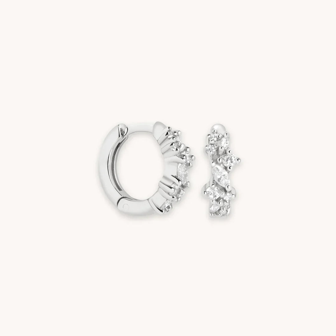 Aros Huggies con Racimo de Cristales | Oro Blanco