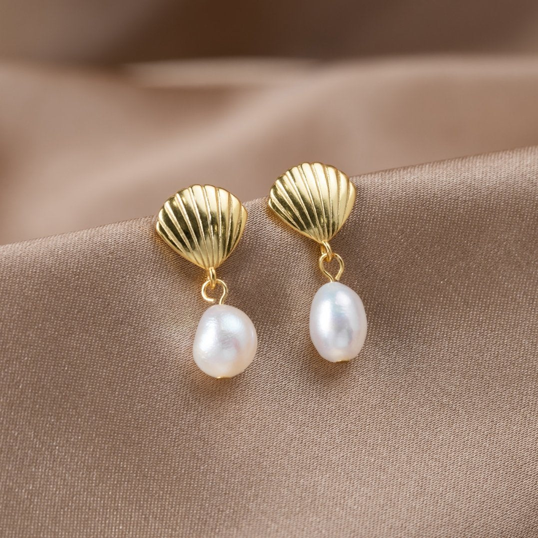 Pendientes de Concha de Oro con Perla de Agua Dulce