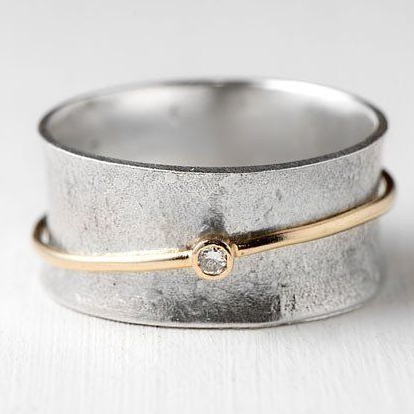 Anillo de Plata Vintage con Línea Dorada