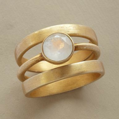 Anillo Vintage de Oro con Piedra Lunar Incrustada