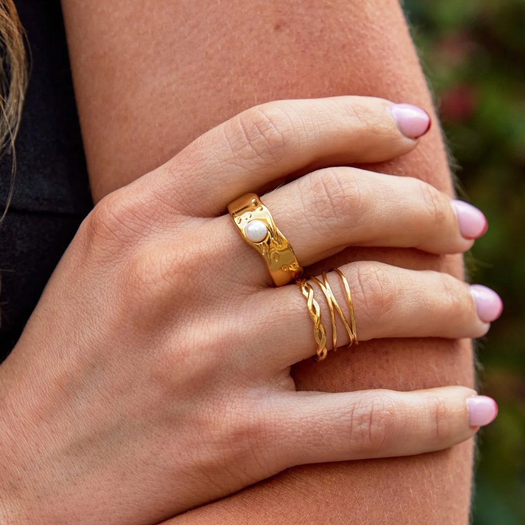 Anillo Torcido Infinito de Oro de 18K