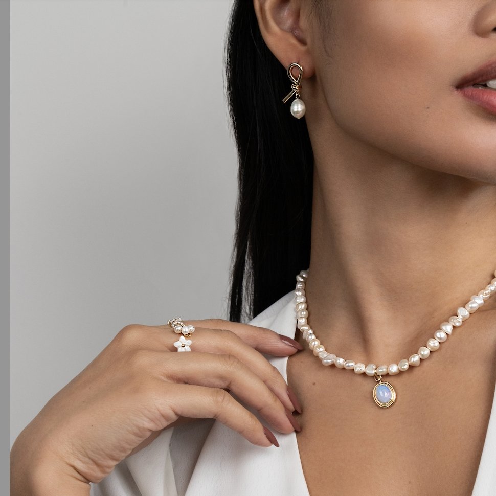 Pendientes de Oro y Perla de Agua Dulce Anudados