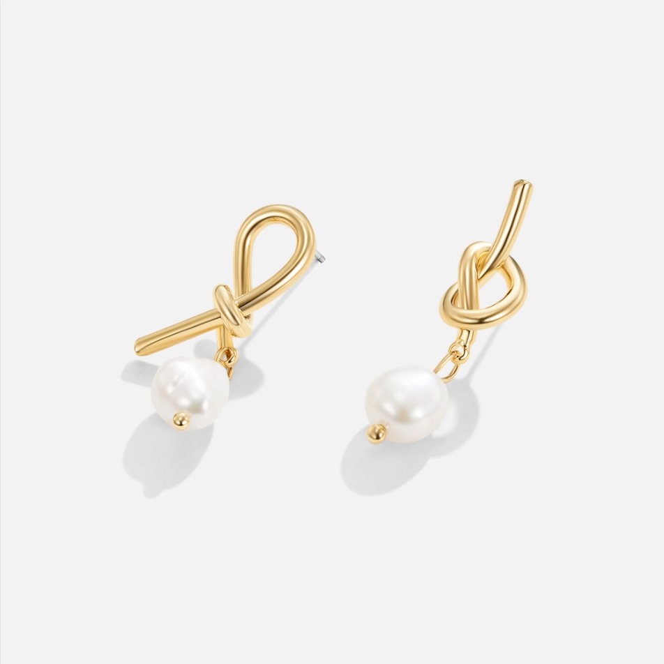 Pendientes de Oro y Perla de Agua Dulce Anudados