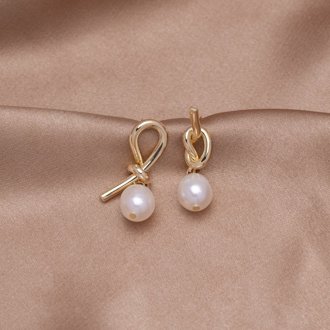 Pendientes de Oro y Perla de Agua Dulce Anudados