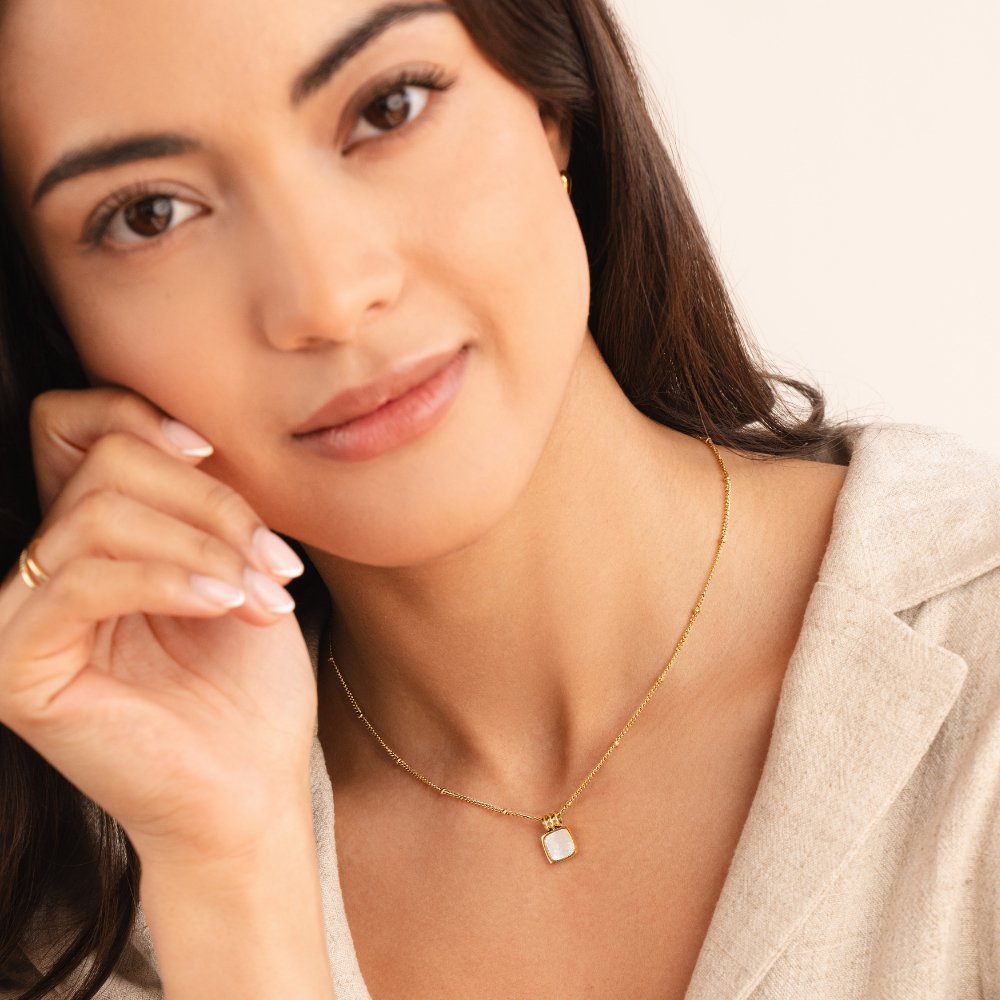 Collar con Colgante de Concha Blanca