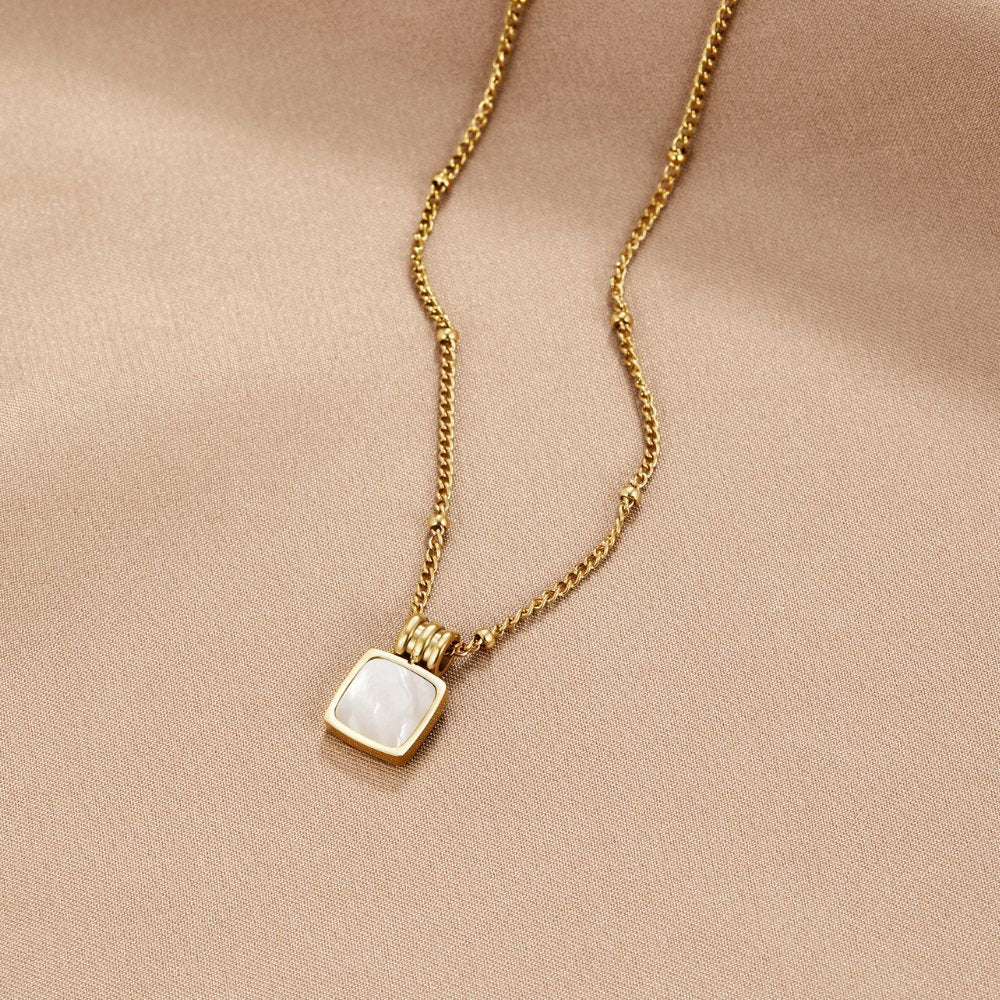 Collar con Colgante de Concha Blanca