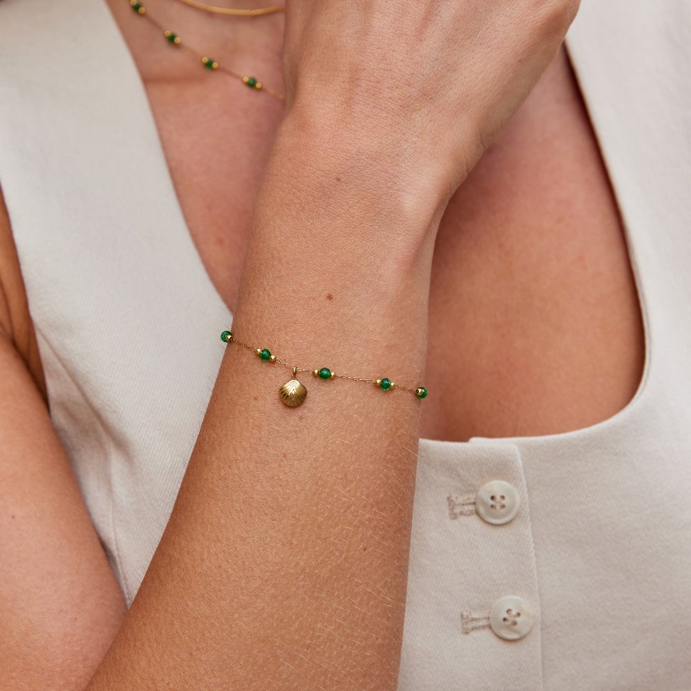 Pulsera Dorada de Concha y Cuentas Verdes