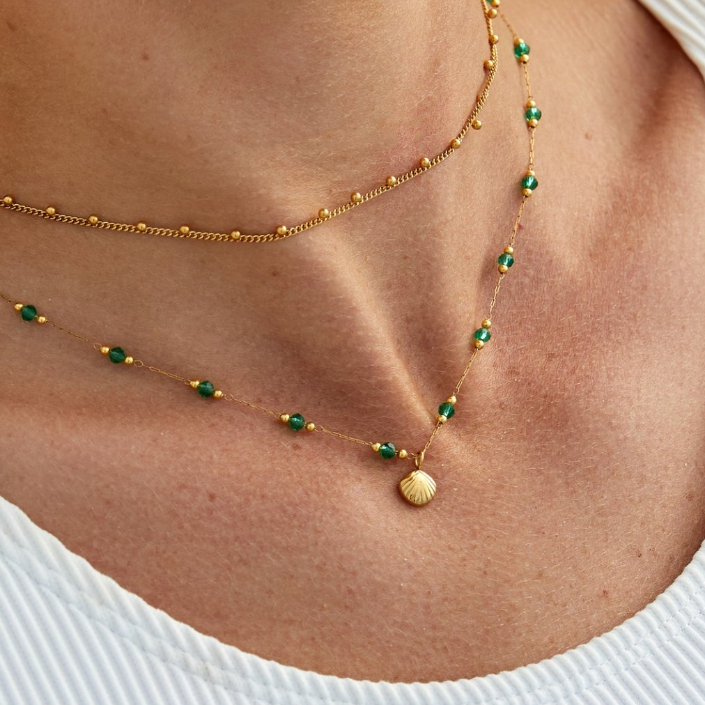 Collar Dorado de Concha y Cuentas Verdes