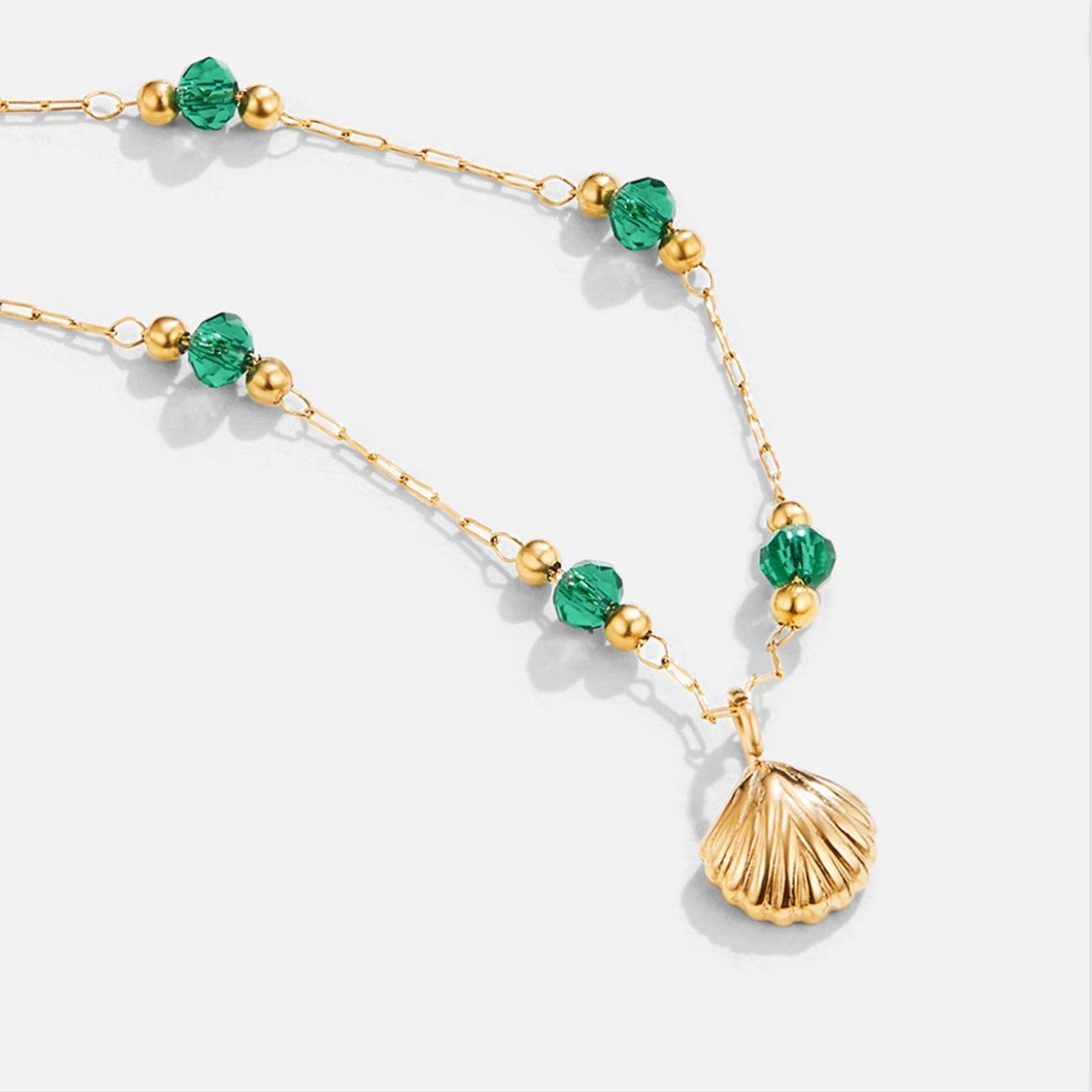 Collar Dorado de Concha y Cuentas Verdes