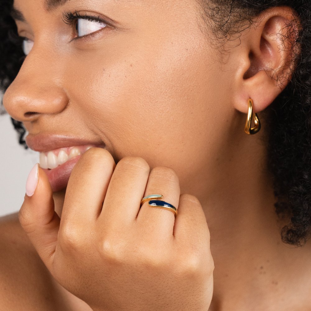 Anillo Envolvente de Zafiro Azul