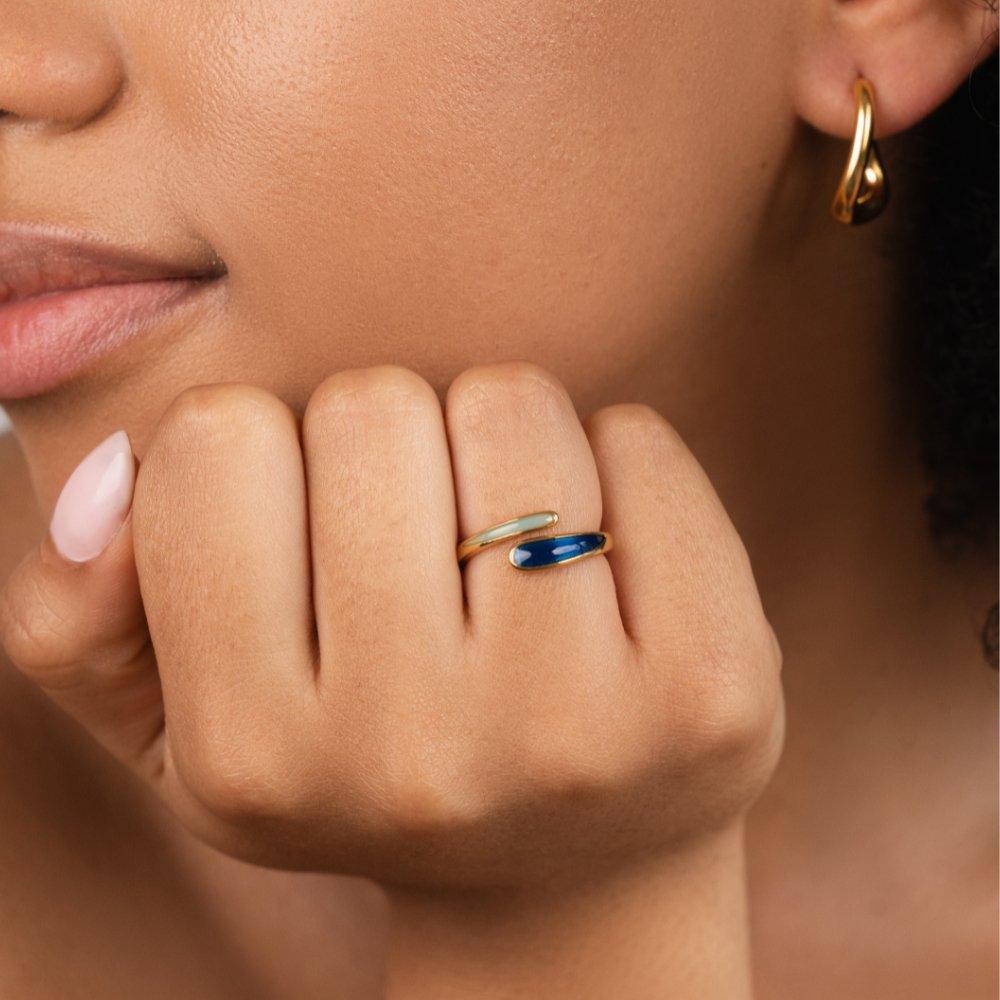 Anillo Envolvente de Zafiro Azul