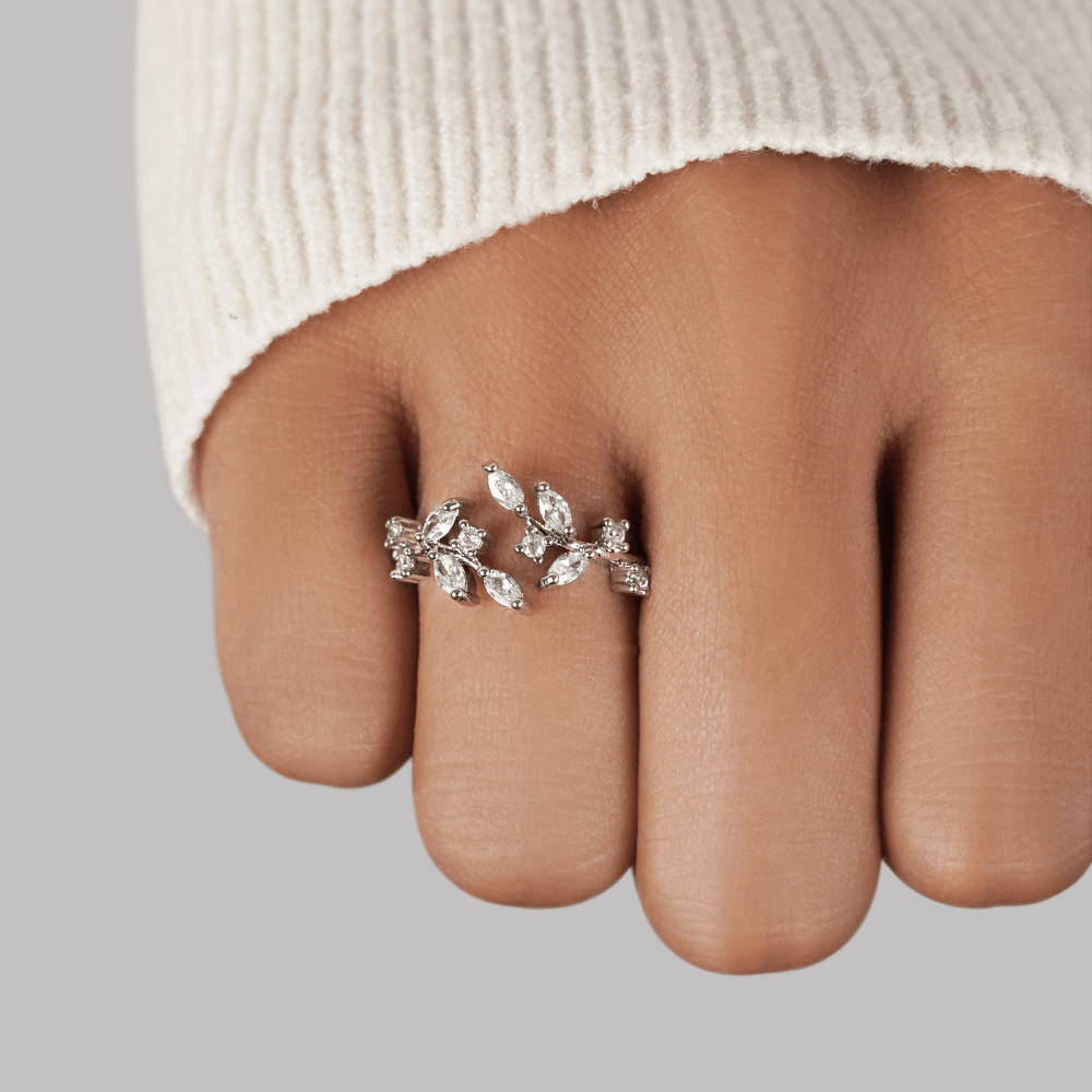 Anillo de Vid de Cristal Plateado