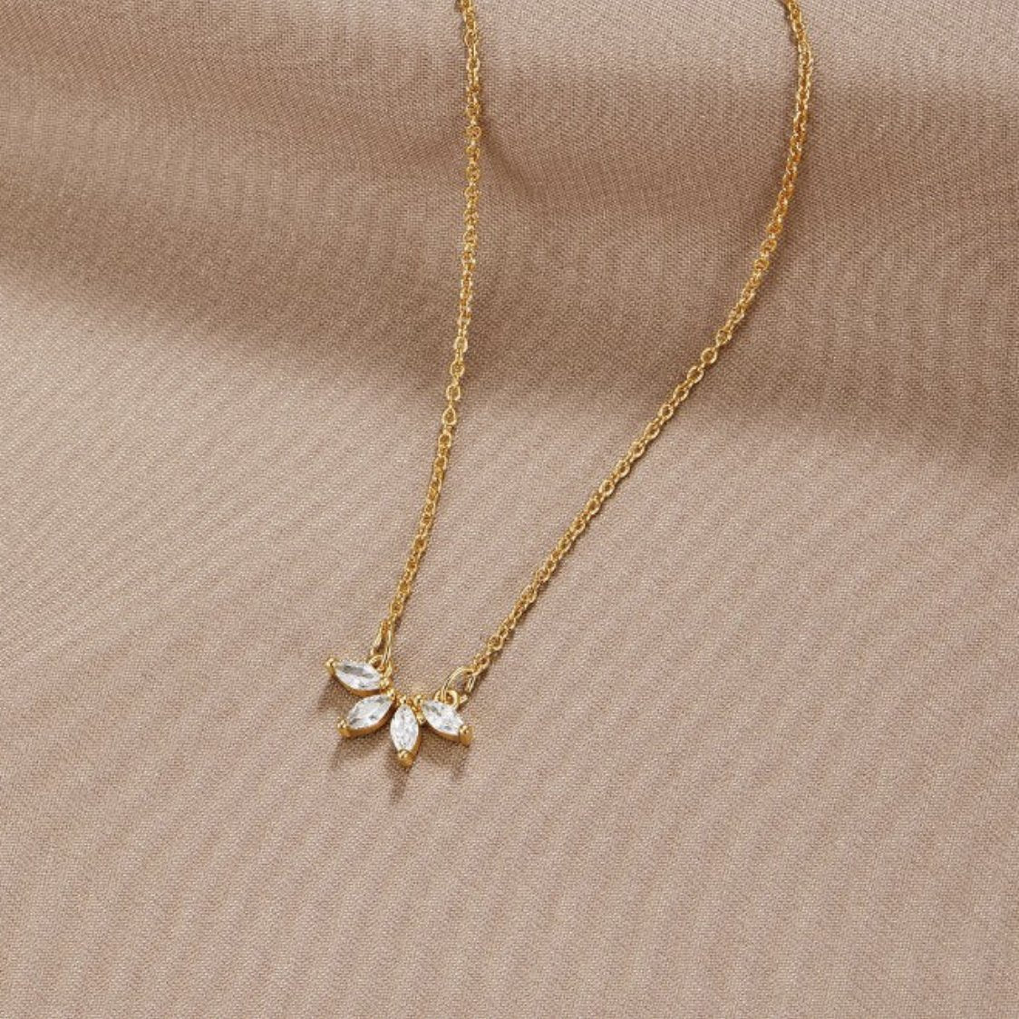 Collar con Colgante de Hoja de Cristal