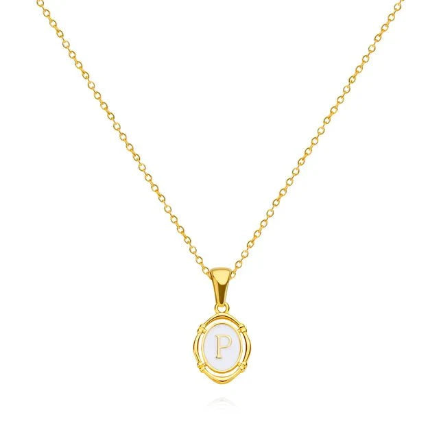 Collar Dorado con Letra Vintage