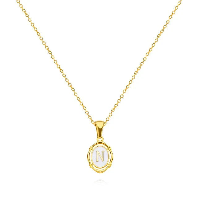 Collar Dorado con Letra Vintage
