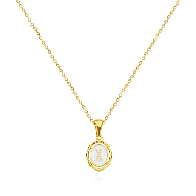 Collar Dorado con Letra Vintage