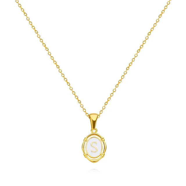 Collar Dorado con Letra Vintage