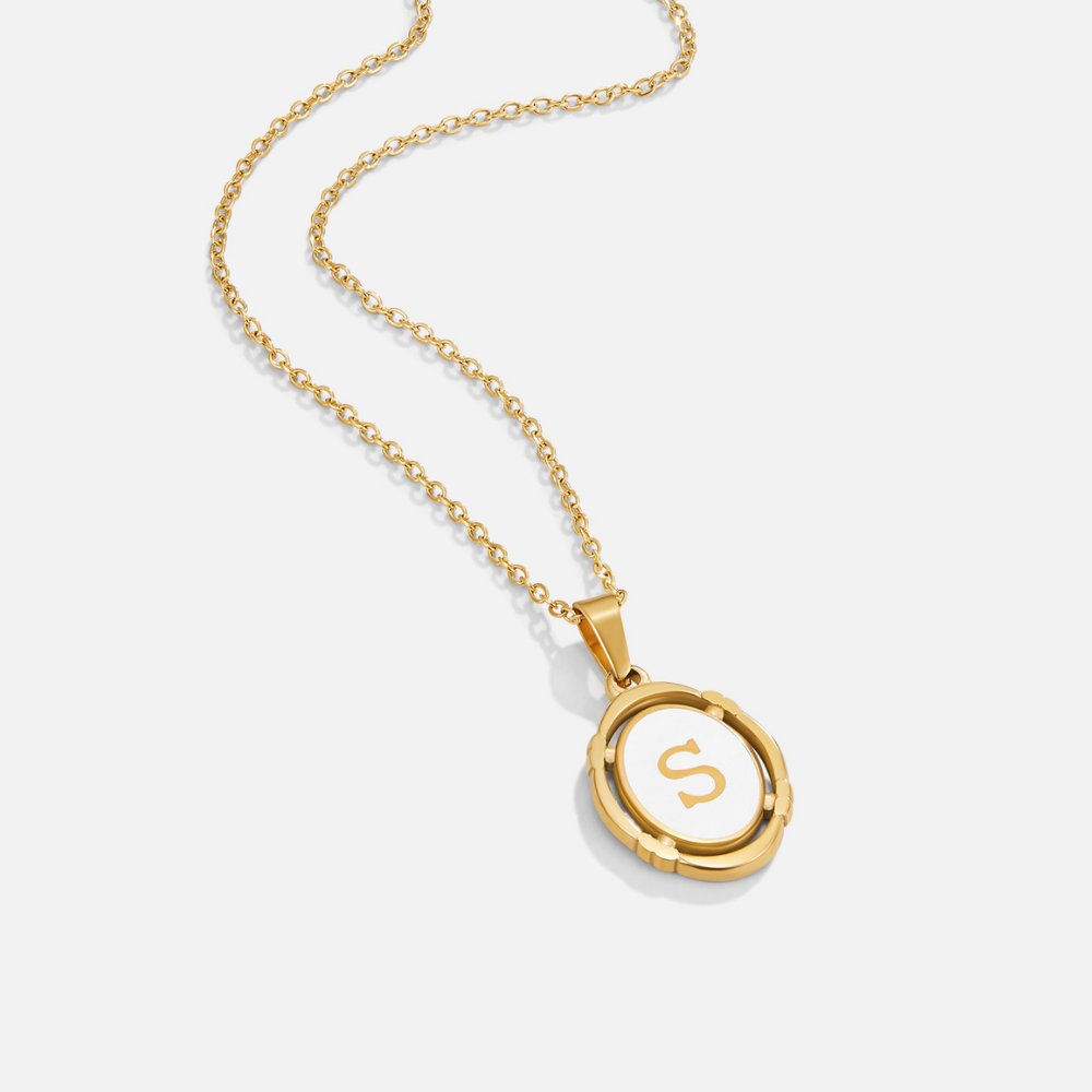 Collar Dorado con Letra Vintage