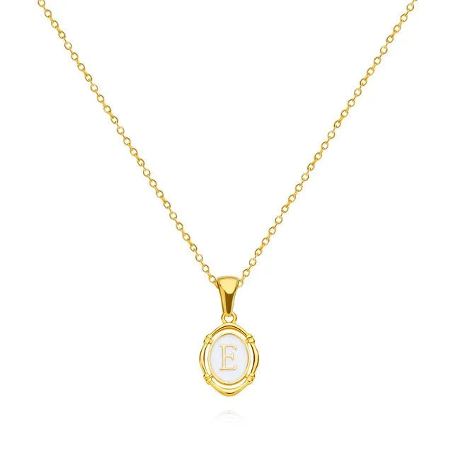 Collar Dorado con Letra Vintage