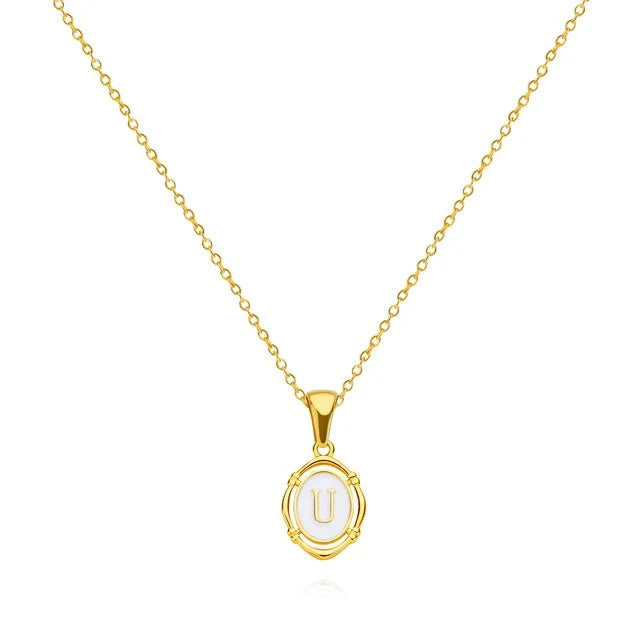 Collar Dorado con Letra Vintage
