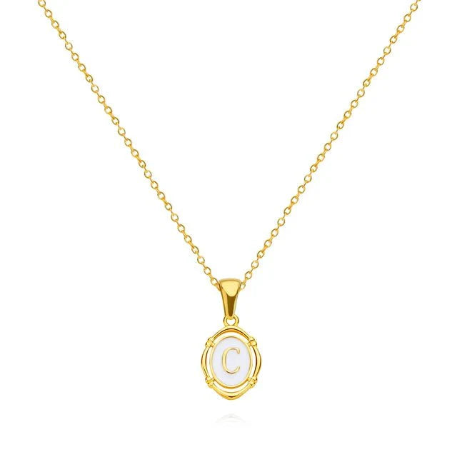 Collar Dorado con Letra Vintage