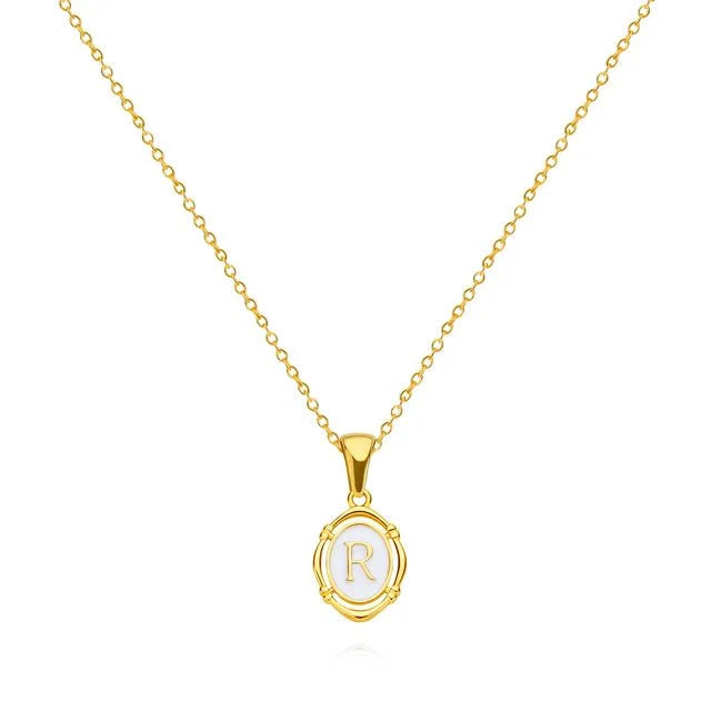Collar Dorado con Letra Vintage