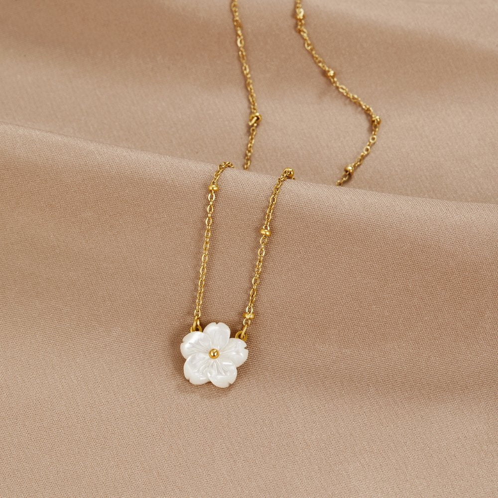 Collar de Flor Blanca en Floración