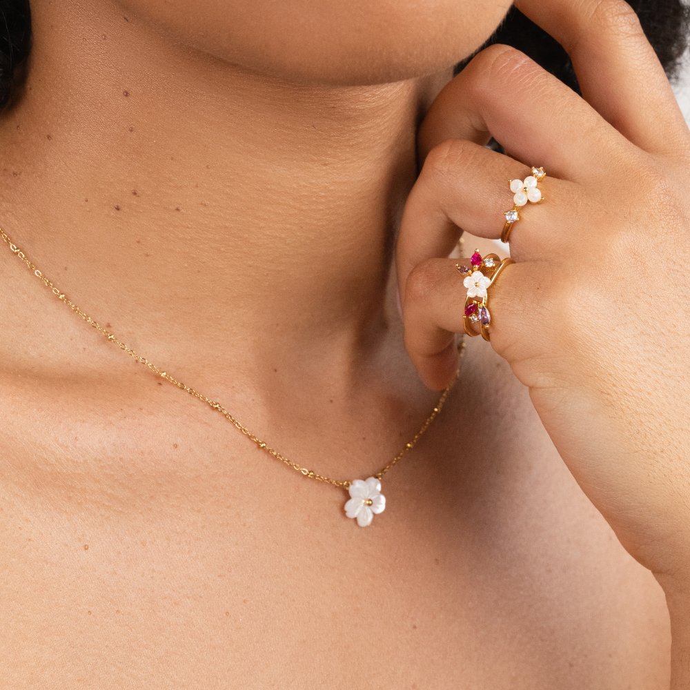 Collar de Flor Blanca en Floración