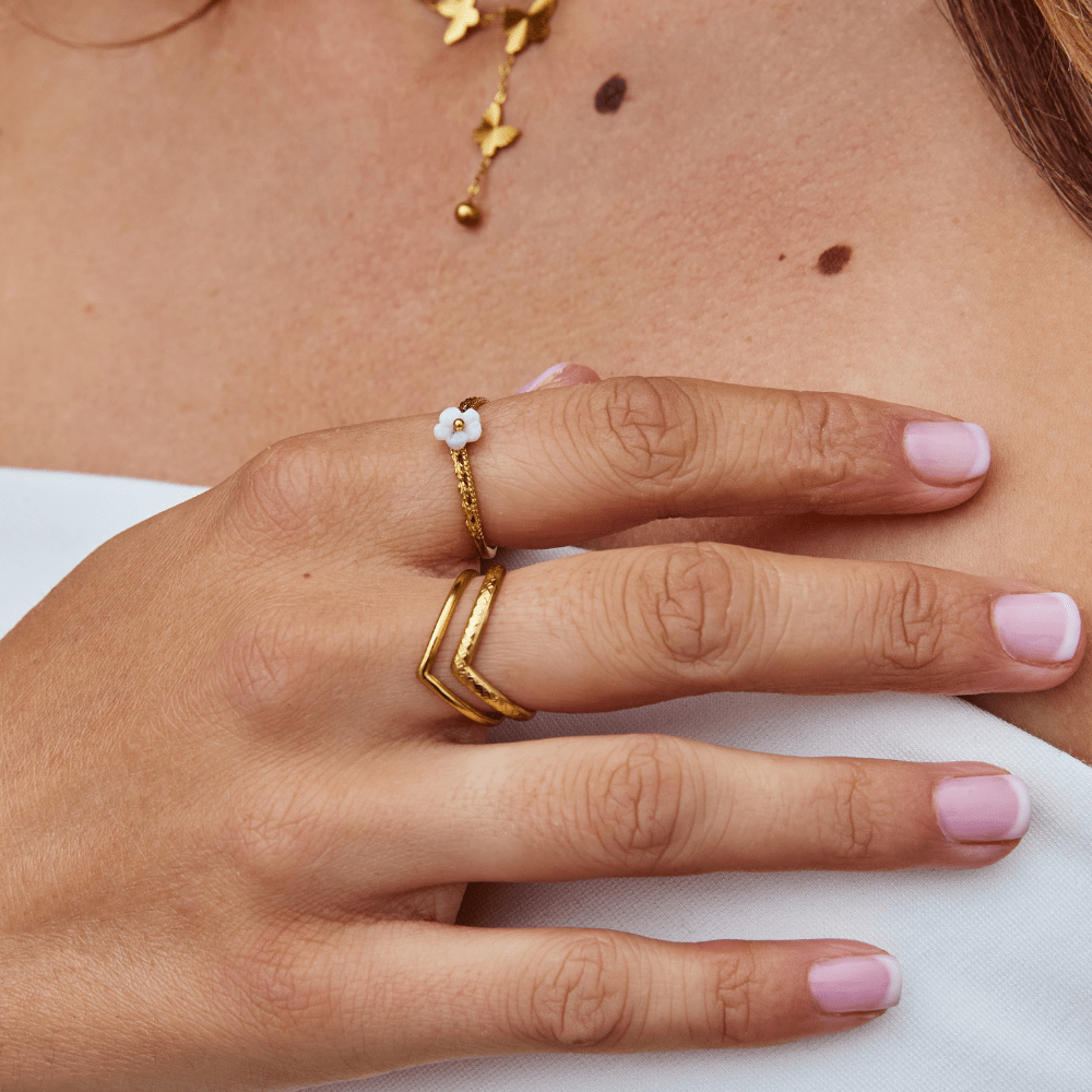 Anillo de Concha con Pétalos Blancos