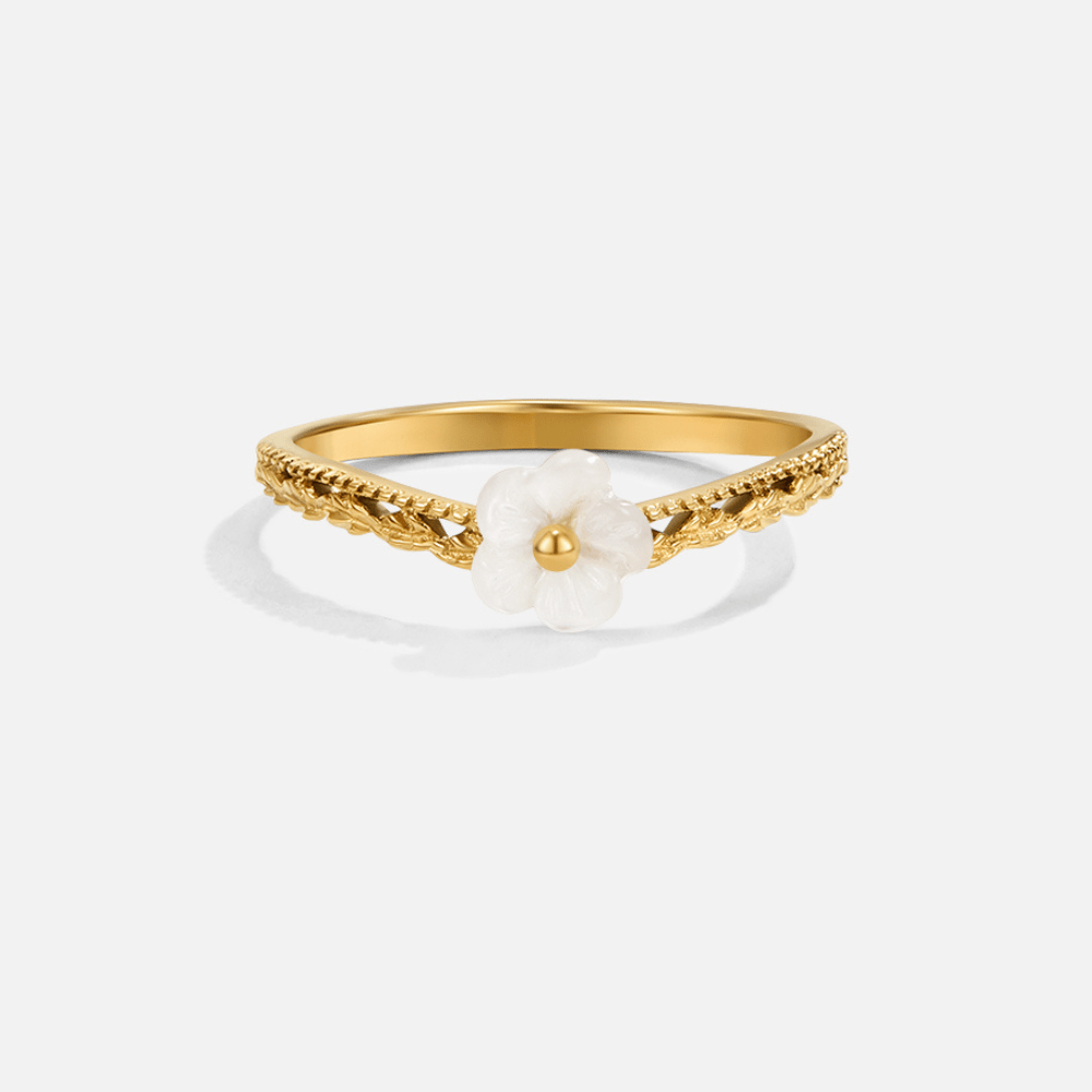 Anillo de Concha con Pétalos Blancos