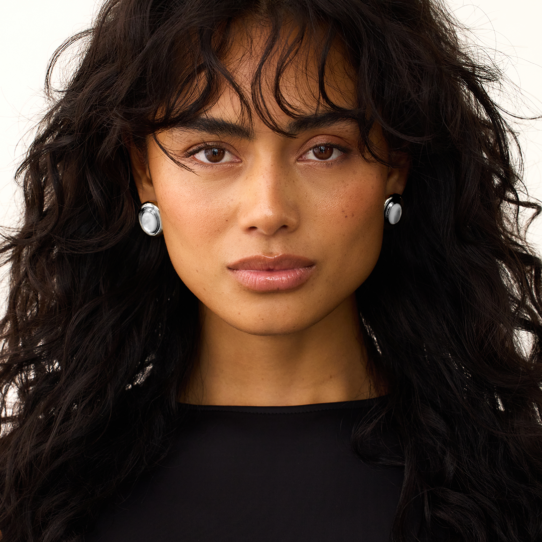 Aretes Lisa con Perla | Oro Blanco