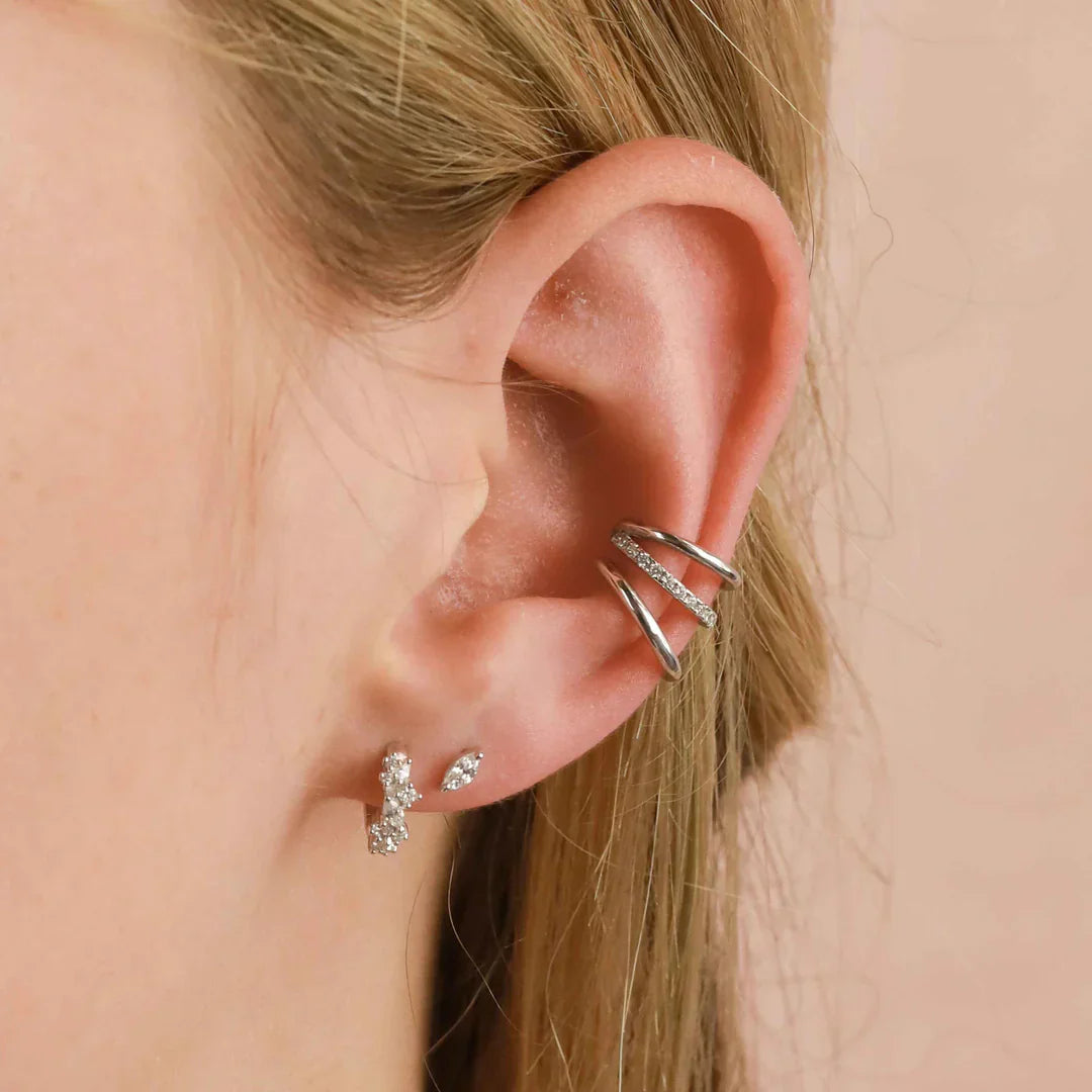 Aros Huggies con Racimo de Cristales | Oro Blanco