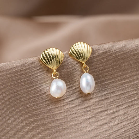 Pendientes de Concha de Oro con Perla de Agua Dulce