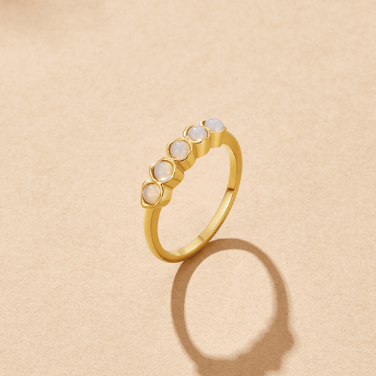 Anillo Eterno de Piedra Lunar Dorada