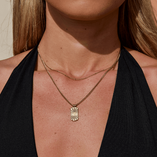 Collar con Colgante Dorado
