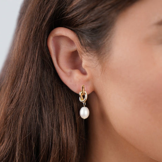 Pendientes de Oro y Perla de Agua Dulce Anudados