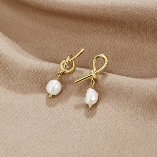 Pendientes de Oro y Perla de Agua Dulce Anudados