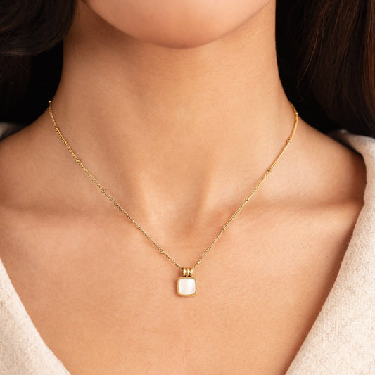 Collar con Colgante de Concha Blanca