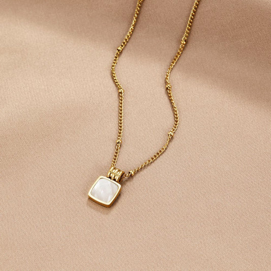 Collar con Colgante de Concha Blanca