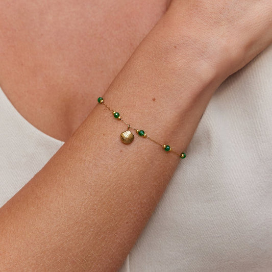 Pulsera Dorada de Concha y Cuentas Verdes