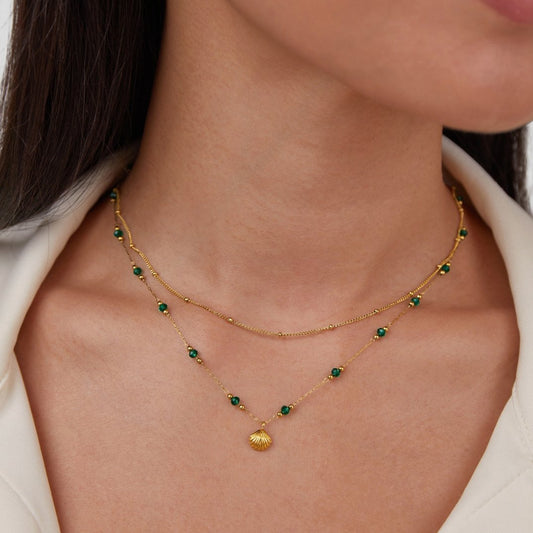 Collar Dorado de Concha y Cuentas Verdes