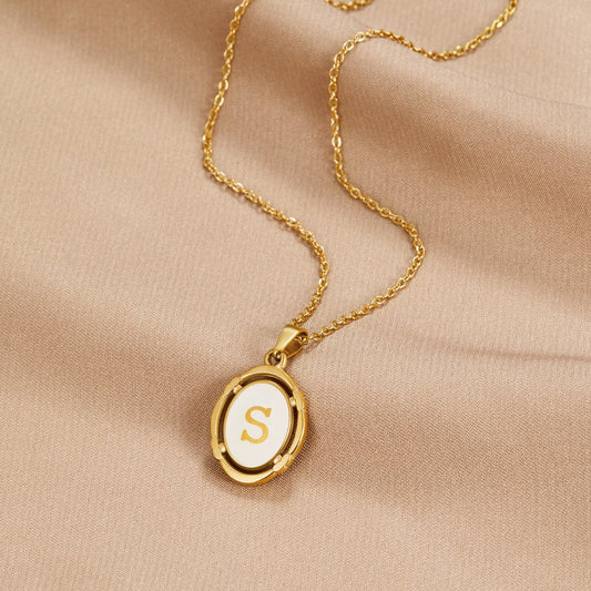 Collar Dorado con Letra Vintage