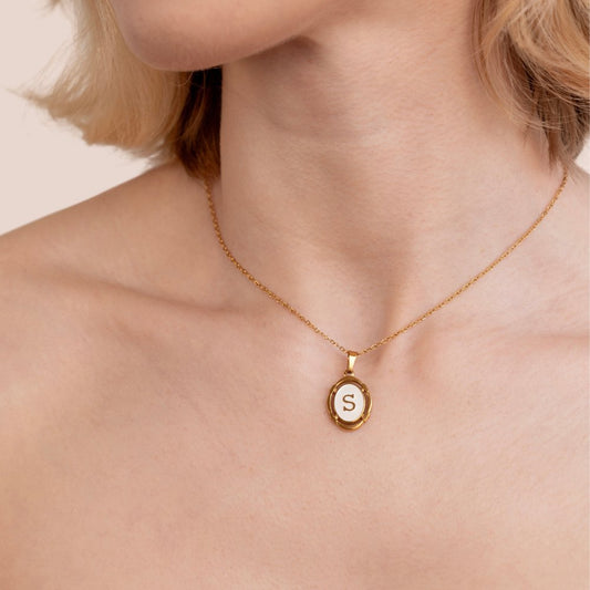 Collar Dorado con Letra Vintage
