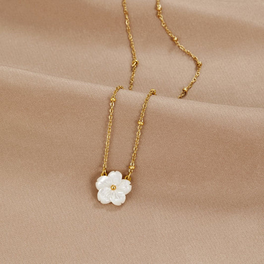 Collar de Flor Blanca en Floración